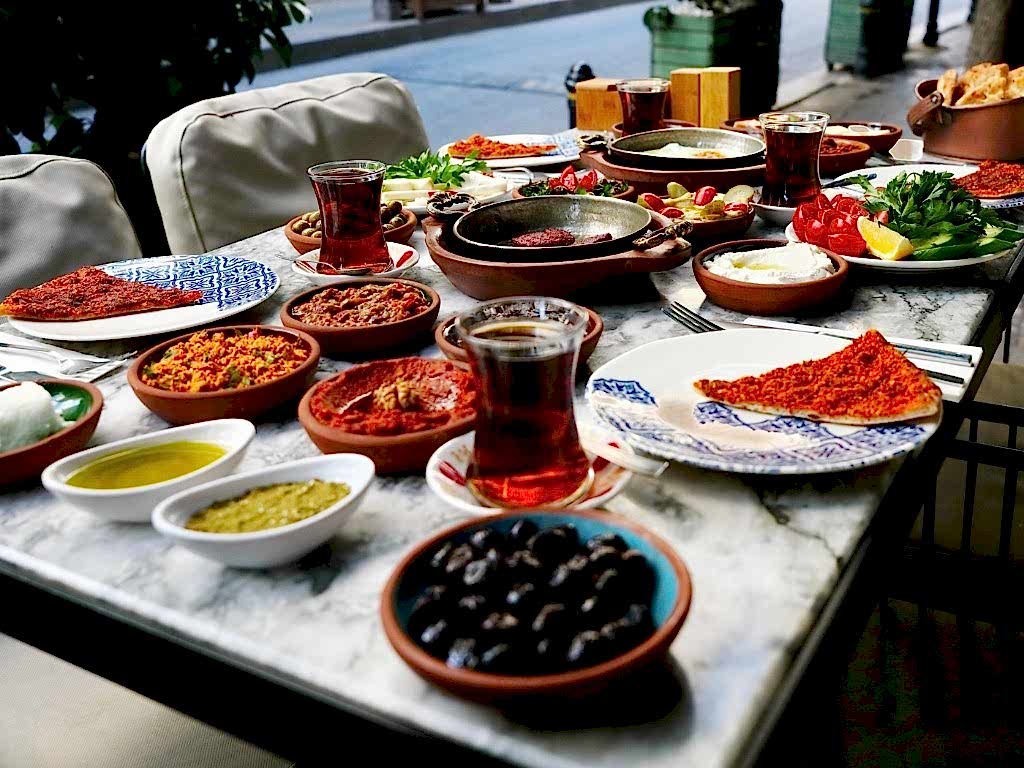 Doğacıyız Gourmet Breakfast Restaurant Antakya Gourmet Kahvalti acik havada serpme kahvalti