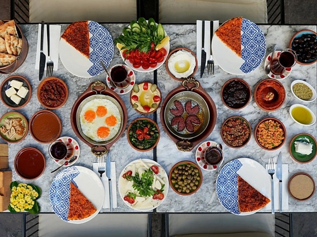 Doğacıyız Gourmet Breakfast Restaurant Antakya Gourmet Kahvaltı serpme kahvalti tepeden gorunum