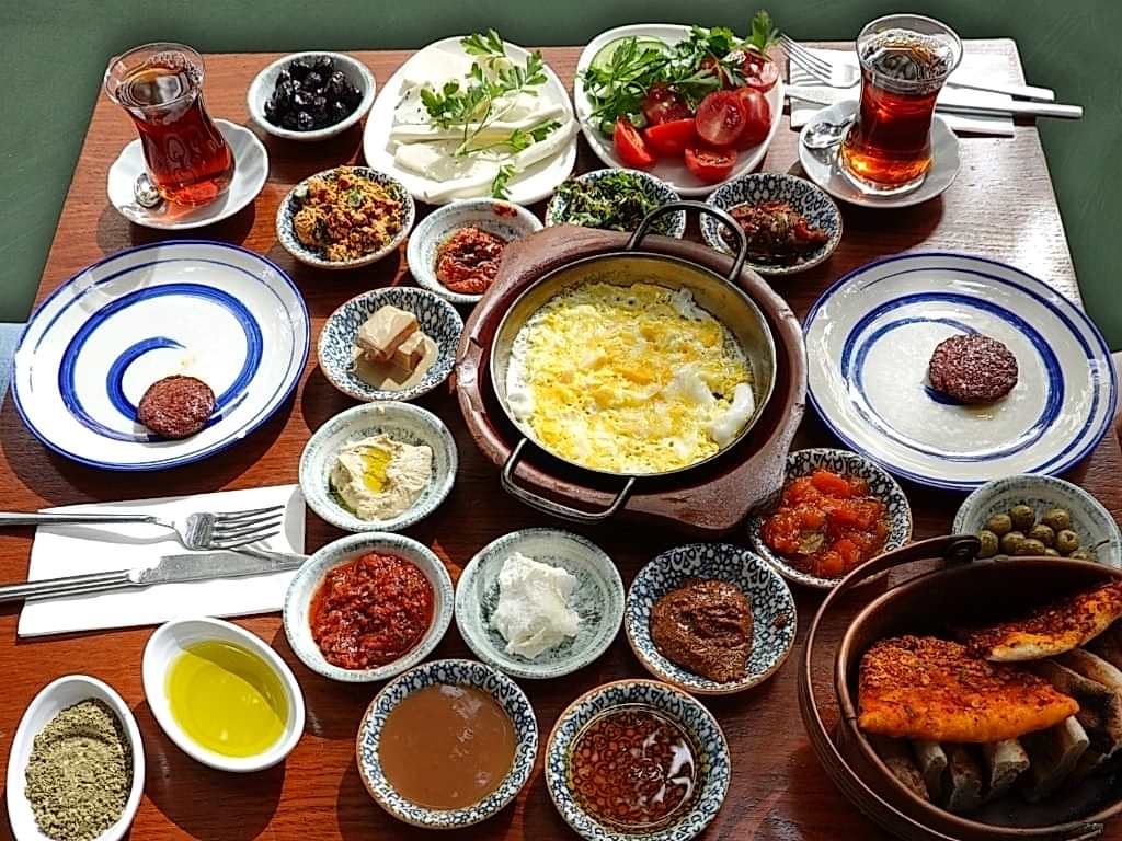 Doğacıyız Gourmet Breakfast Restaurant Antakya Gourmet kahvalti ustten cekim